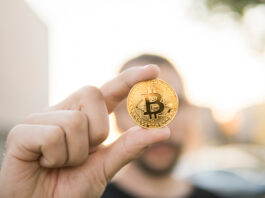 Investor sleduje graf Bitcoinu pred jeho predajom na notebooku