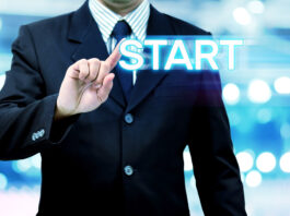 Podnikateľ porovnáva výhody živnosti a s.r.o. pri pracovnom stole s dokumentmi.