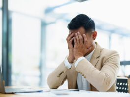 Podnikateľ analyzuje ciele a očakávania počas prvého roka podnikania.