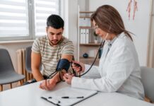 Pacient počas preventívnej prehliadky u lekára v ambulancii.