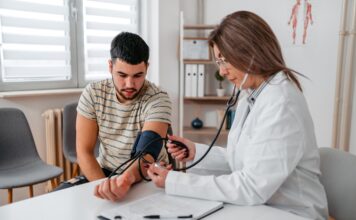 Pacient počas preventívnej prehliadky u lekára v ambulancii.