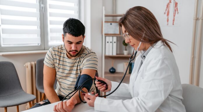 Pacient počas preventívnej prehliadky u lekára v ambulancii.